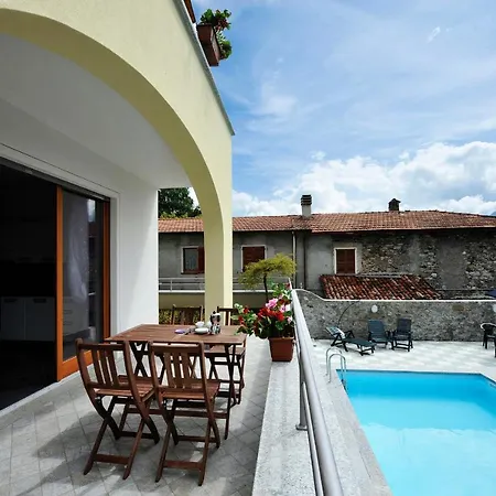 Sleeps 6 Pool Air Con