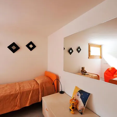Sleeps 6 Pool Air Con