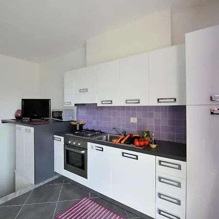 Sleeps 6 Pool Air Con Domaso